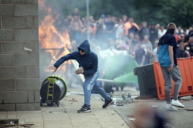 Η αστυνομία συγκρούεται με διαδηλωτές κατά της μετανάστευσης έξω από το Holiday Inn Express στο Manvers, το οποίο χρησιμοποιείται ως ξενοδοχείο ασύλου, στις 4 Αυγούστου 2024 στο Rotherham, Ηνωμένο Βασίλειο. (Photo by Christopher Furlong/Getty Images)