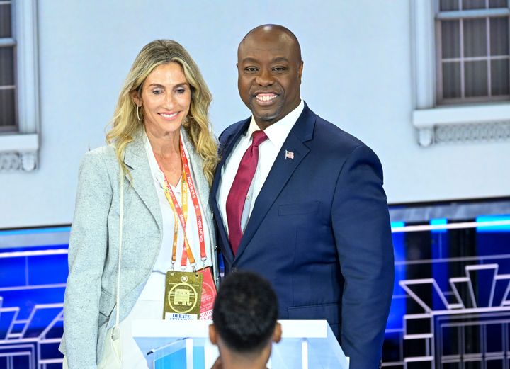 Senator Tim Scott aus South Carolina steht mit Mindy Noss nach der republikanischen Präsidentschaftsdebatte in Miami am 8. November 2023 auf der Bühne.