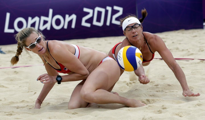 Η Misty May Treanor, δεξιά, βουτά κοντά στην συμπαίκτριά της στις ΗΠΑ, Kerri Walsh Jennings, κατά τη διάρκεια ενός ημιτελικού αγώνα μπιτς βόλεϊ γυναικών με την Κίνα στους Θερινούς Ολυμπιακούς Αγώνες του 2012 στο Λονδίνο.