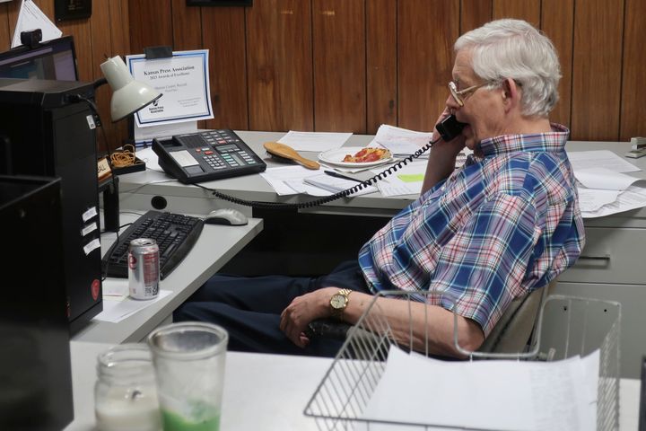 Eric Meyer, Herausgeber der Zeitung Record County in Marion, Kansas, gab einem britischen Radiosender ein Telefoninterview über die örtliche Polizeirazzia in den Büros und dem Haus seiner Zeitung am Montag, dem 14. August 2023, in Marion, Kansas.