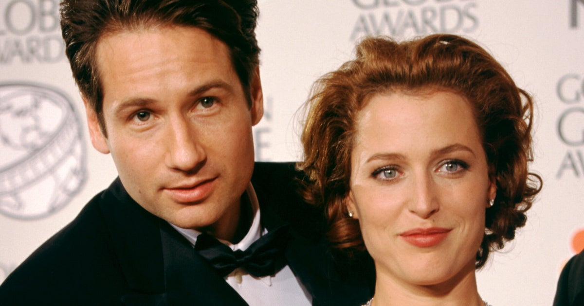 NextImg:Gillian Anderson Clears The Air About That Infamous Emmys Kiss With David Duchovny