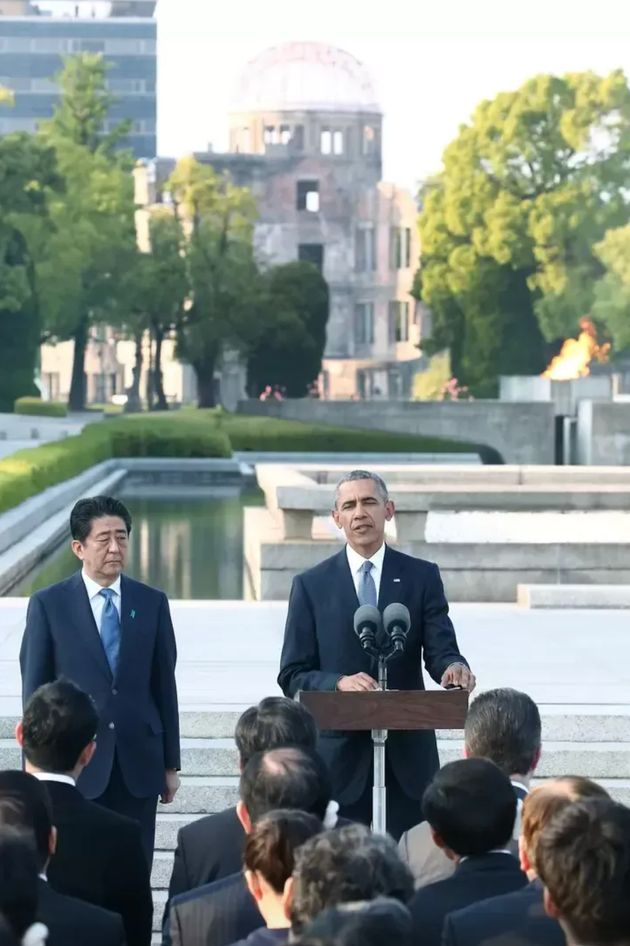 平和記念公園で演説する米国のバラク・オバマ大統領（当時）