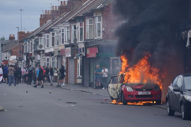 ミドルズブラの反移民デモで火をつけられた車（2024年8月4日）