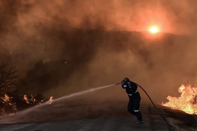 Πυροσβέστης σε κατάσβεση πυρκαγιάς.