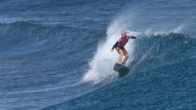 パリ五輪サーフィンの準決勝で波に乗る、ブラジル代表のタティアナ・ウェストン・ウェブ選手（2024年8月5日）