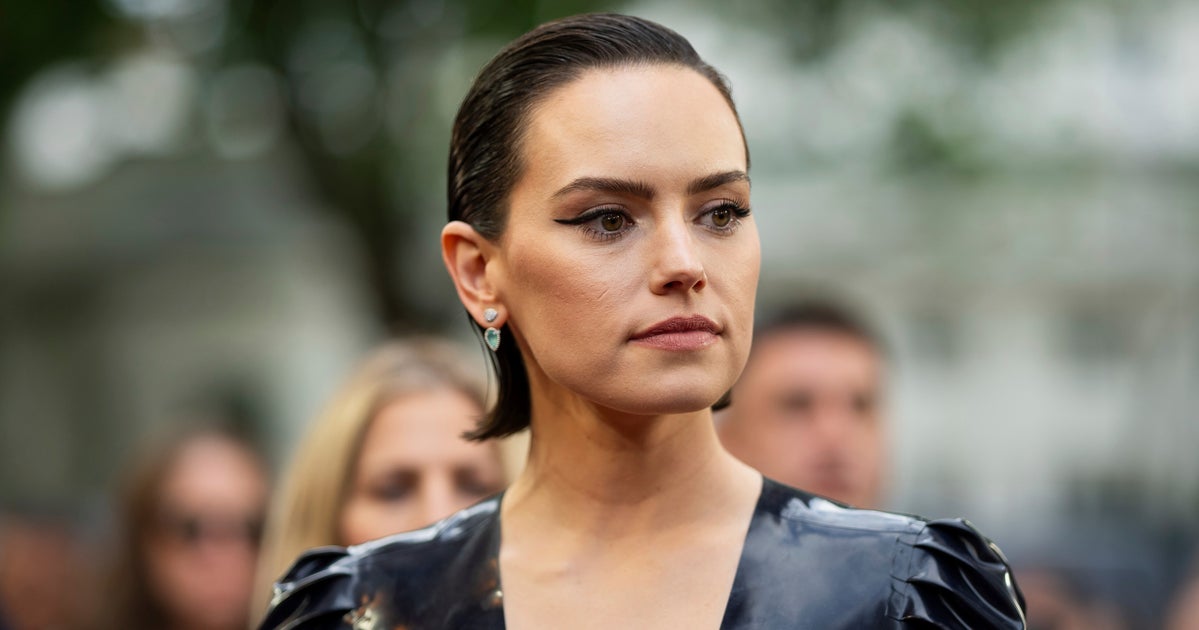 Daisy Ridley Opens Up About Graves' Disease Diagnosis | HuffPost UK Entertainment Daisy Ridley Opens Up About Graves' Disease Diagnosis | HuffPost UK Entertainment