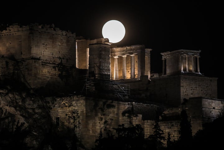 Πανσέληνος πάνω από την Αθήνα