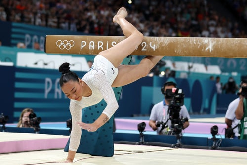 Suni Lee falls during the balance beam final.