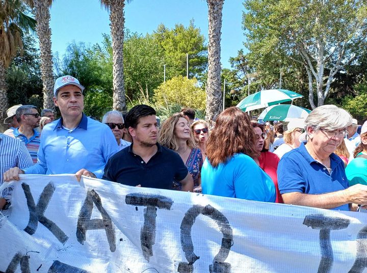 Ο Δήμαρχος Σαρωνικού Δημήτρης Παπαχρήστου στην μεγάλη διαμαρτυρία που έγινε την Κυριακή (04/08) στο Λαγονήσι