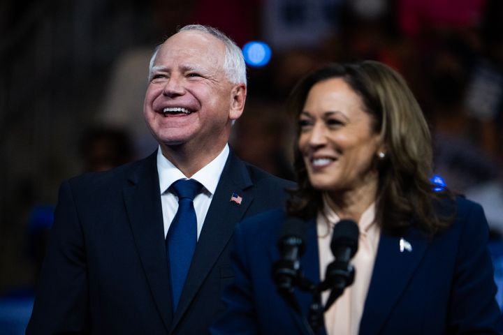 Vizepräsidentin Kamala Harris, die demokratische Präsidentschaftskandidatin, und ihr Vizepräsident, der Gouverneur von Minnesota, Tim Walz, starten am Dienstag, den 6. August 2024, ihren Wahlkampf im Liacouras Center in Philadelphia, Pennsylvania. (Tom Williams/CQ Roll Call, Inc . über Getty Images)