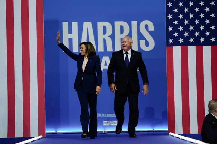 Die demokratische Präsidentschaftskandidatin Vizepräsidentin Kamala Harris und ihr Vizepräsident, der Gouverneur von Minnesota, Tim Walz, treffen am Dienstag, den 6. August 2024, zu einer Wahlkampfveranstaltung in Philadelphia ein. (AP Photo/Matt Rourke)