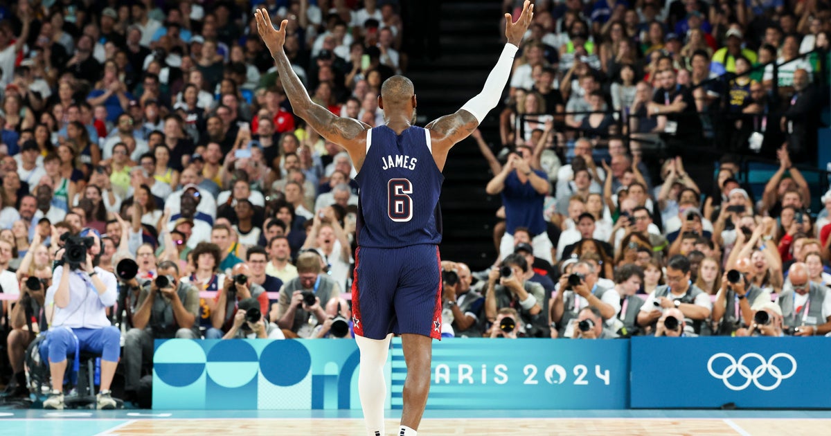 NextImg:LeBron James Milks Applause That's Actually For Another Olympian In Building
