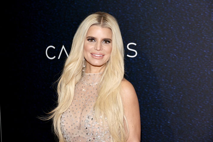 Jessica Simpson schrieb in ihren Memoiren aus dem Jahr 2020 offen über ihre Erfahrungen mit Drogen- und Alkoholabhängigkeit: "offenes Buch."