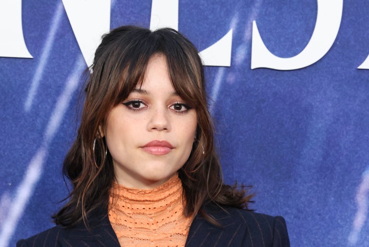 Laut Vanity Fair sprechen weder Jenna Ortega noch ihr Vater Edward Ortega fließend Spanisch, aber es ist die Muttersprache ihrer Mutter.