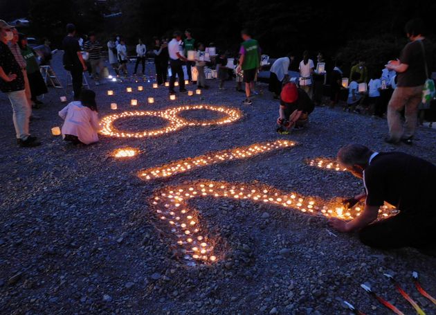 ろうそくの火で作られた「8.12」の文字＝１１日午後、群馬県上野村（2023年8月11日午後）