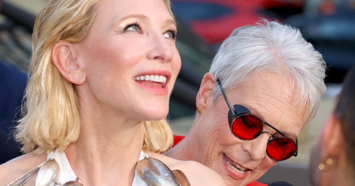 NextImg:Jamie Lee Curtis Practically Glues Herself To Cate Blanchett To Avoid Wardrobe Malfunction