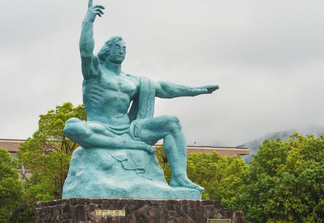 長崎市平和公園の平和祈念像。式典では平和祈念像の前で原爆犠牲者を慰霊し、世界の恒久平和を祈る