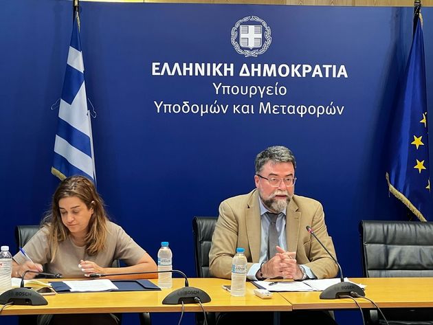 Ο υφυπουργός Υποδομών και Μεταφορών, αρμόδιος για της Μεταφορές, Βασίλης Οικονόμου και η γενική γραμματέας Μεταφορών, Δέσποινα Παληαρούτα.