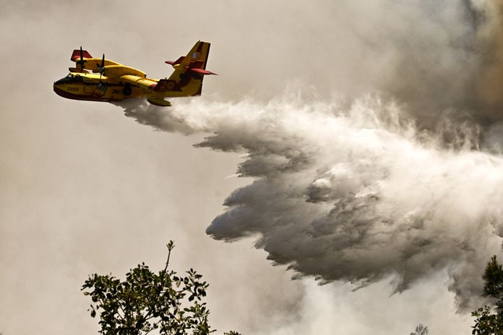 Canadair σε κατάσβεση πυρκαγιάς.