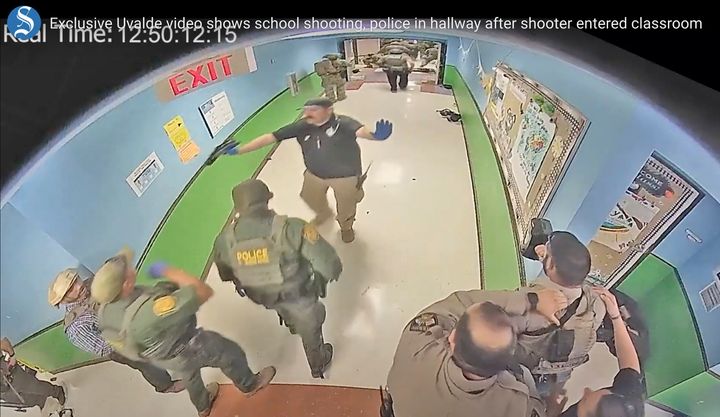 In diesem Bild aus einem Überwachungsvideo, das vom Uvalde Consolidated Independent School District über den Austin American-Statesman bereitgestellt wurde, reagieren die Behörden auf eine Schießerei an der Robb Elementary School in Uvalde, Texas, am 24. Mai 2022. (Uvalde Consolidated Independent School District/Zeitung Austin American-Statesman über Associated Press, Datei)