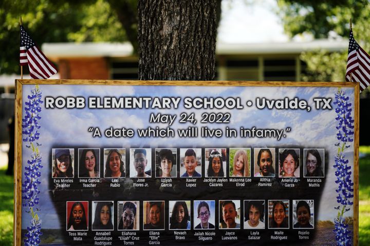 Dieses am 24. Mai 2023 aufgenommene Foto zeigt Fotos von Opfern einer Massenerschießung an der ehemaligen Rupp-Grundschule in Uvalde, Texas, USA. (Foto von Wu Xiaoling/Xinhua über Getty Images)