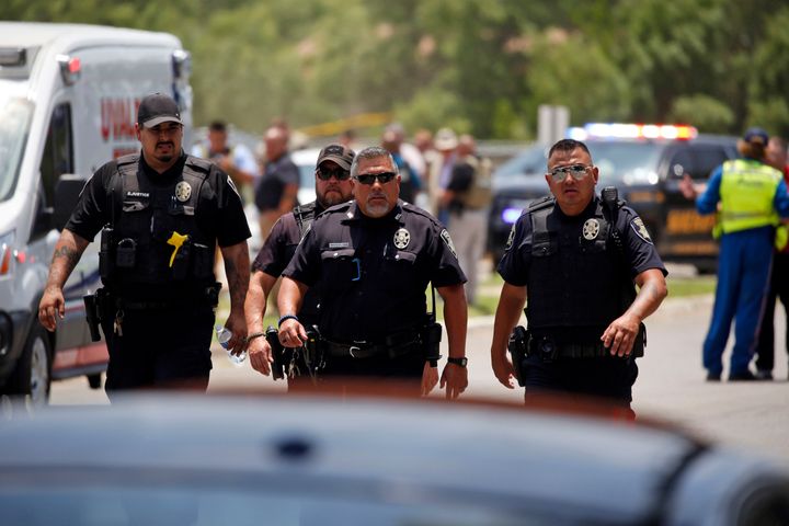 Polizisten gehen nach einer Massenschießerei am Dienstag, 24. Mai 2022, in Uvalde, Texas, in die Nähe der Rupp-Grundschule. (AP Photo/Dario Lopez-Mills)