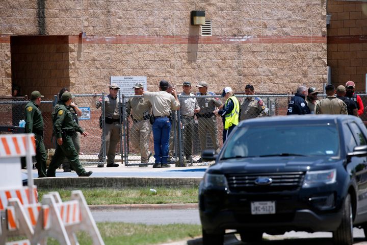 Polizeikräfte und andere Ersthelfer versammeln sich nach einer Massenschießerei am Dienstag, 24. Mai 2022, in Uvalde, Texas, vor der Rupp-Grundschule. (AP Photo/Dario Lopez-Mills)