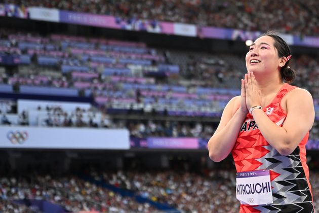 パリ五輪陸上競技の女子やり投げ決勝で優勝し、喜ぶ金メダリストの日本代表・北口榛花選手（2024年8月10日）