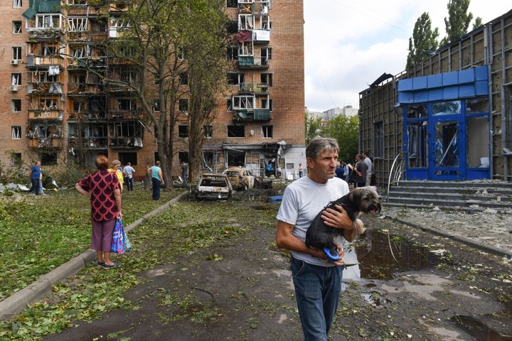 Κάτοικοι πολυκατοικίας στο Κουρσκ που δέχθηκε επίθεση από τις ουκρανικές δυνάμεις, εγκαταλείπουν τη περιοχή (11 Αυγούστου 2024) 