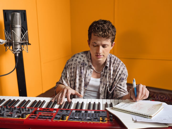 Charlie Puth sagt, sein nächstes Album wird sich anfühlen... "Wie ein tägliches Tagebuch mit Melodie" Und erkunden "Es gibt viele Dinge, über die ich Angst hatte zu singen." 