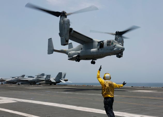 MV-22 Osprey προσνηώνεται στο αμερικανικό αεροπλανοφόρο USS Abraham Lincoln