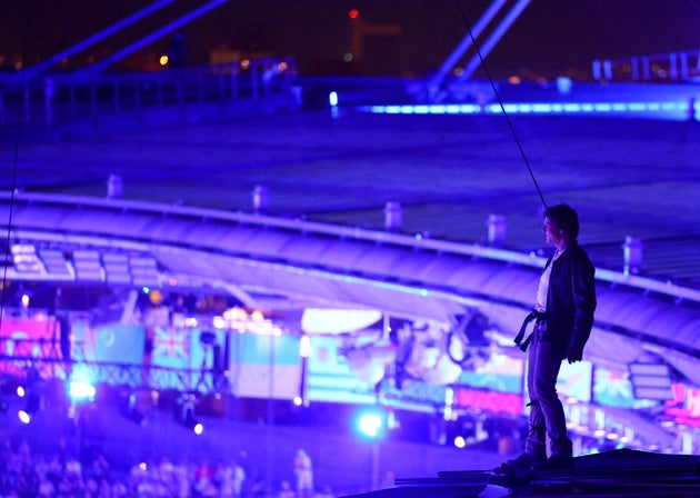 Ο Τομ Κρουζ στην οροφή του Stade de France λίγο πριν «πέσει» στο στάδιο. Τελετή λήξης Ολυμπιακών Αγώνων, Κυριακή 11 Αυγούστου 2024, Παρίσι. (Fabrizio Bensch/Pool Photo via AP)