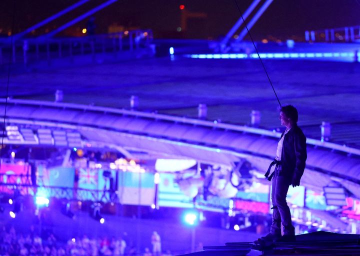 Ο Τομ Κρουζ στην οροφή του Stade de France λίγο πριν «πέσει» στο στάδιο. Τελετή λήξης Ολυμπιακών Αγώνων, Κυριακή 11 Αυγούστου 2024, Παρίσι. (Fabrizio Bensch/Pool Photo via AP)