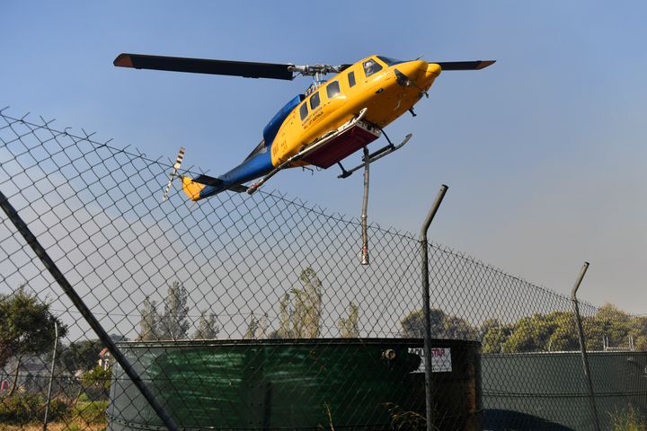 Ελικόπτερο ανεφοδιάζεται σε δεξαμενή νερού του κοντά στην Πεντέλη, Δευτέρα 12 Αυγούστου 2024. Εκατοντάδες πυροσβέστες υποστηριζόμενοι από δεκάδες αεροπλάνα και ελικόπτερα που έριχναν νερό κι έδιναν μάχη με τις φλόγες για δεύτερο 24ωρο. (AP Photo/Michael Varaklas