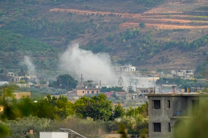 Καπνός υψώνεται μετά από βομβαρδισμό στο Um el-Tot, ένα λιβανέζικο χωριό στα σύνορα με το Ισραήλ, στο νότιο Λίβανο, Πέμπτη 19 Οκτωβρίου 2023.