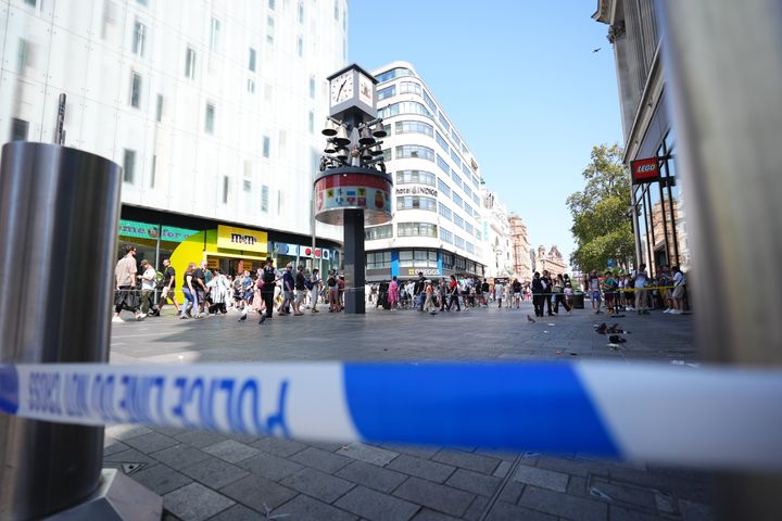 Αστυνομικοί στη Leicester Square, στο Λονδίνο, καθώς ένας άνδρας συνελήφθη μετά την επίθεση με μαχαίρι που δέχθηκαν ένα 11χρονο κορίτσι και μια 34χρονη γυναίκα. Ημερομηνία της φωτογραφίας: Δευτέρα 12 Αυγούστου 2024.