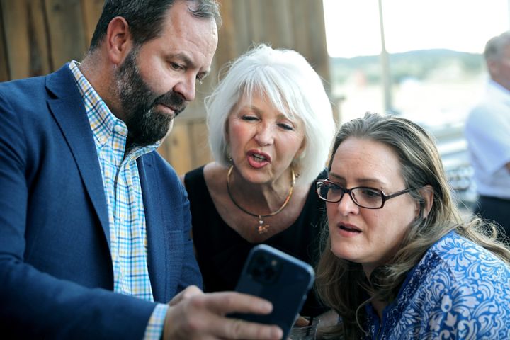 Tina Peters (Mitte), Kanzlerin des Mesa County und Kandidatin der Colorado Republican Party für das Amt des Außenministers, verfolgt die Wahlergebnisse mit ihren Unterstützern während einer vorläufigen Nachtwache-Party in der Wide Open Saloon Bar am 28. Juni 2022 in Sedalia, Colorado. Peters verlor gegen die ehemalige Jefferson County Clerk Pam Anderson.