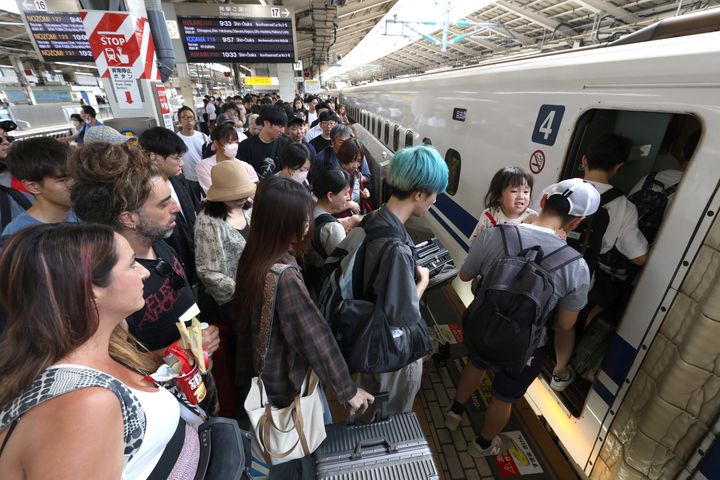 帰省客らで混雑するJR東京駅の東海道新幹線ホーム＝3月10日午前