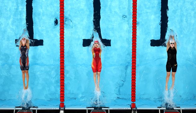 水泳女子200m背泳ぎ予選で入水直後の選手たちを上空カメラからとらえた写真。左端は銀メダルを獲得した米国のリーガン・スミス