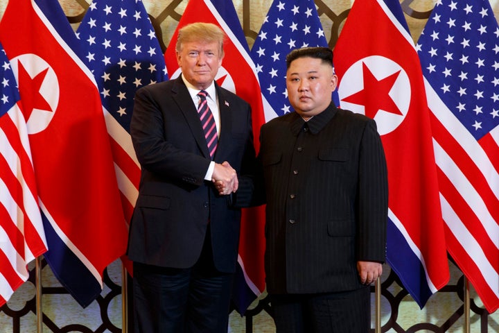 Trump mit dem nordkoreanischen Führer Kim Jong Un am 27. Februar 2019 in Hanoi, Vietnam.