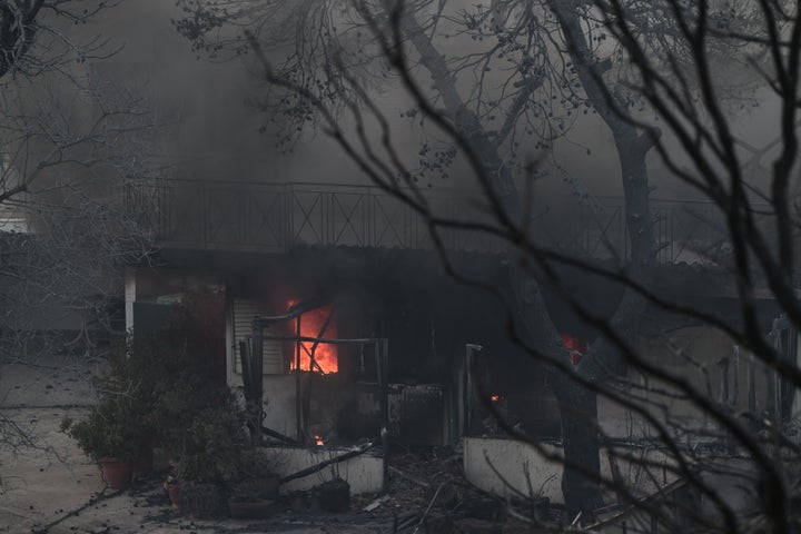 Εικόνες καταστροφής από το πέρασμα της πυρκαγιάς