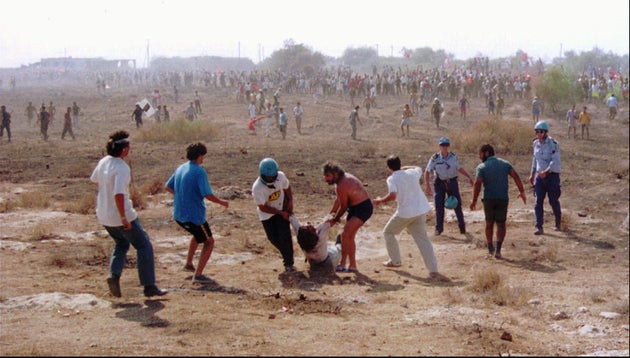 11 Αυγούστου 1996 Κύπρος Ο Τάσος Ισαάκ δολοφονήθηκε από ομάδα Τούρκων Γκρίζω Λύκων. 