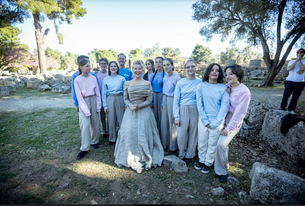 Η Τζόις ΝτιΝτονάτο πλαισιωμένη από παιδιά των χορωδιών με τις οποίες συνέπραξε στην παρουσίαση του πρότζεκ 