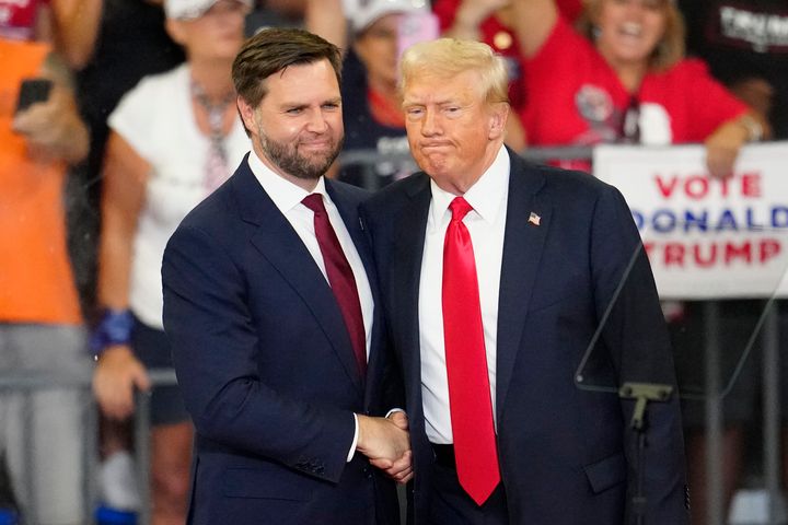 Der republikanische Vizepräsidentschaftskandidat Sen. J.D. Vance, R-Ohio, und der republikanische Präsidentschaftskandidat, der ehemalige Präsident Donald Trump, geben sich bei einer Wahlkampfveranstaltung in Atlanta am 3. August 2024 die Hand. (AP Photo/Ben Gray, Akte)