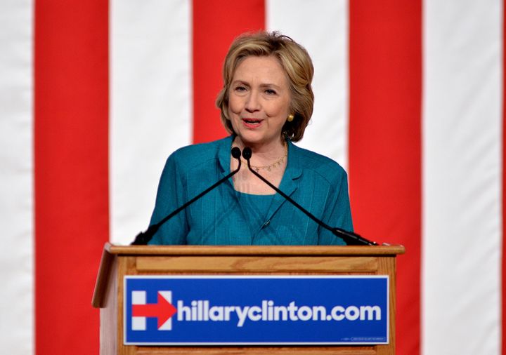 Die ehemalige Außenministerin Hillary Clinton spricht während einer Wahlkampfveranstaltung an der Florida International University in Miami am Freitag, 31. Juli 2015. (AP Photo/Gaston De Cardenas)