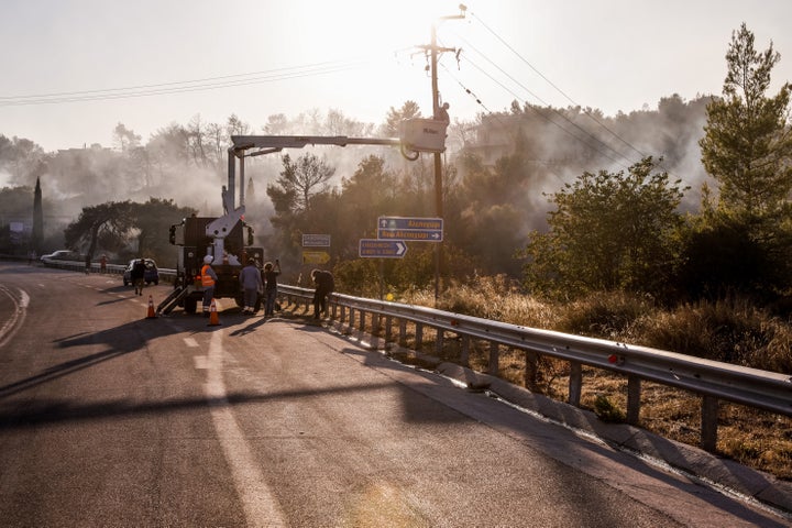 Αποκατάσταση στην ηλεκτροδότηση στις πυρόπληκτες περιοχές καταβάλλει ο ΔΕΔΔΗΕ.