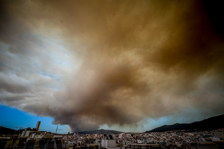 Σκοτείνιασε ο ουρανός της Αττικής, καθώς ο Βόρειος άνεμος φέρνει τον πυκνό καπνό από την μεγάλη πυρκαγιά στον Βαρνάβα, Κυριακή 11 Αυγούστου 2024 (ΤΑΤΙΑΝΑ ΜΠΟΛΑΡΗ/EUROKINISSI)