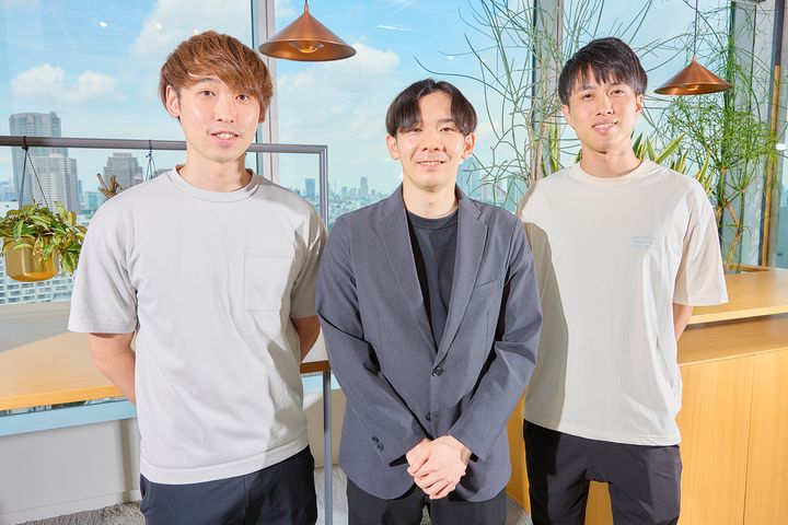 左から、U-NEXT HOLDINGS AI業務改革支援部の芝田龍正さん、長谷川直登さん、大谷悠介さん