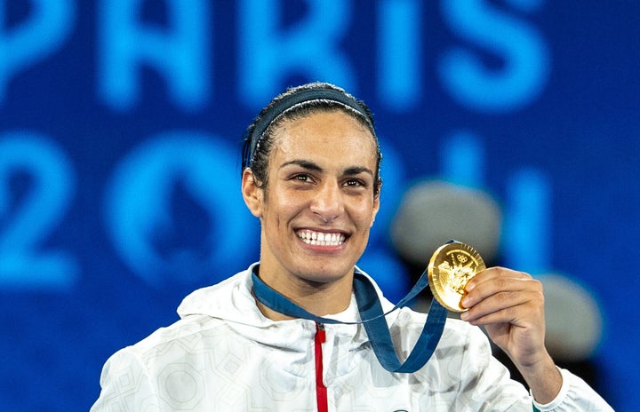 パリ五輪ボクシング女子66キロ級で優勝し、金メダルを手にするアルジェリア代表のイマネ・ケリフ選手(2024年8月9日)