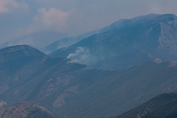 Οι καπνοί από τη φωτιά στο όρο Ορβηλος σε φωτογραφία που τραβήχτηκε στις 18 Ιουλίου 2024.